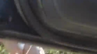 Garota mijando escondida atras do carro
