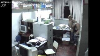 Loira safada faz sexo com outro funcionário dentro de escritório contábil
